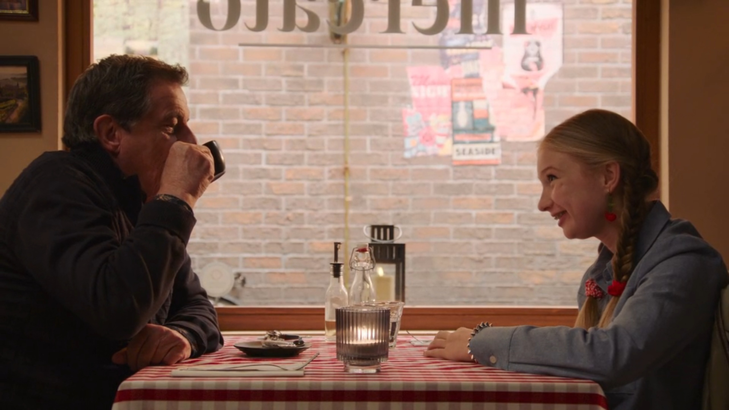 Henk probeert Emma op te beuren